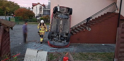 Wypadek w Chałupach. Auto wjechało w dom
