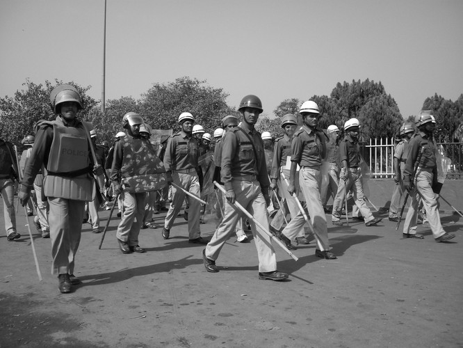 Policja w Indiach - ci panowie najpierw uderzą, a potem zapytają