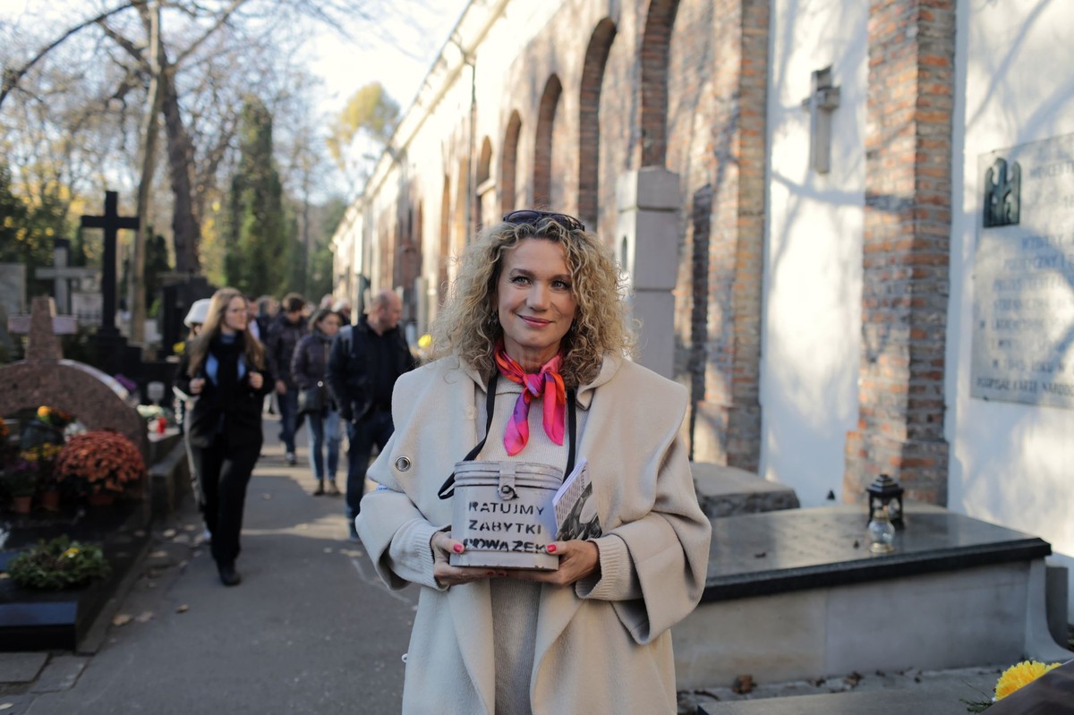 Aktorka Joanna Trzepiecińska podczas kwesty na Starych Powązkach w Warszawie