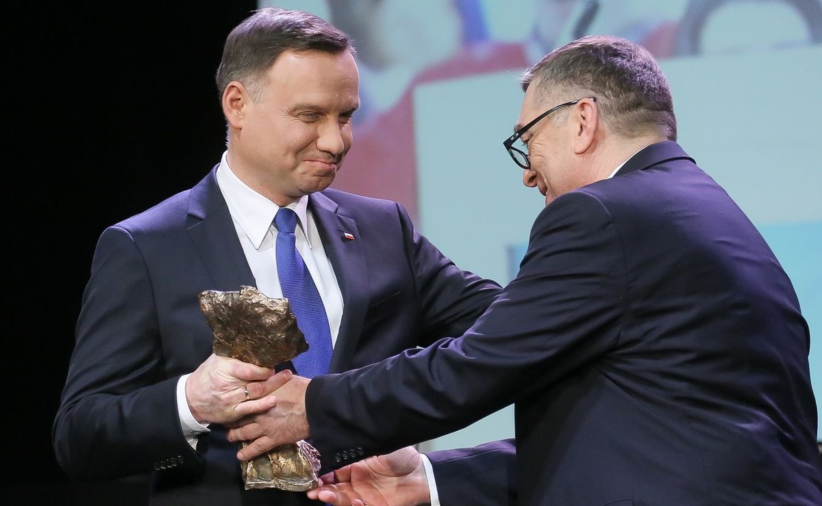 Prezydent Andrzej Duda odbiera wyróżnienie Klubów "Gazety Polskiej"