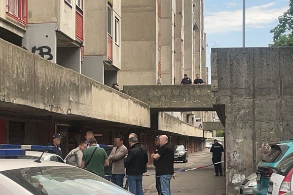 (FOTO) OPSADNO STANJE NA NOVOM BEOGRADU Policija opkolila ceo Blok 61, traga se za ubicom: Čoveka (80) udario u glavu tupim predmetom!