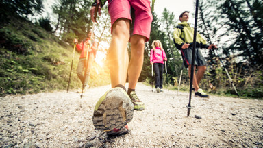 Jedziesz w góry? Przydadzą ci się kije trekkingowe