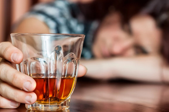 Doktor otkriva sa koliko godina TREBA DA PRESTANEMO DA PIJEMO ALKOHOL: "Tada stopa smrtnosti raste, pogotovo kod MUŠKARACA"
