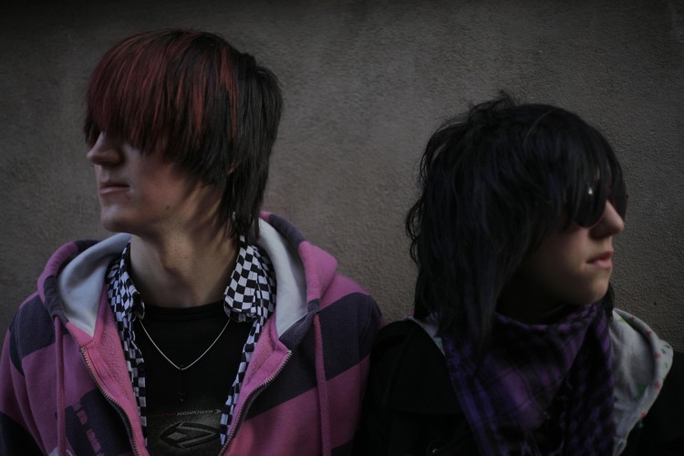 Przede wszystkim jednak po czarnych fryzurach z grzywką ukrywającą jedno oko oraz po mocnym makijażu także u chłopców