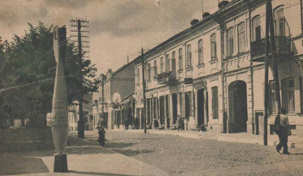 Lida, ulica 3-go Maja, ok. 1939 roku. Obecnie jest to miasto na Białorusi, w obwodzie grodzieńskim. W latach 1921–1945 leżało w granicach II RP, w województwie nowogródzkim.