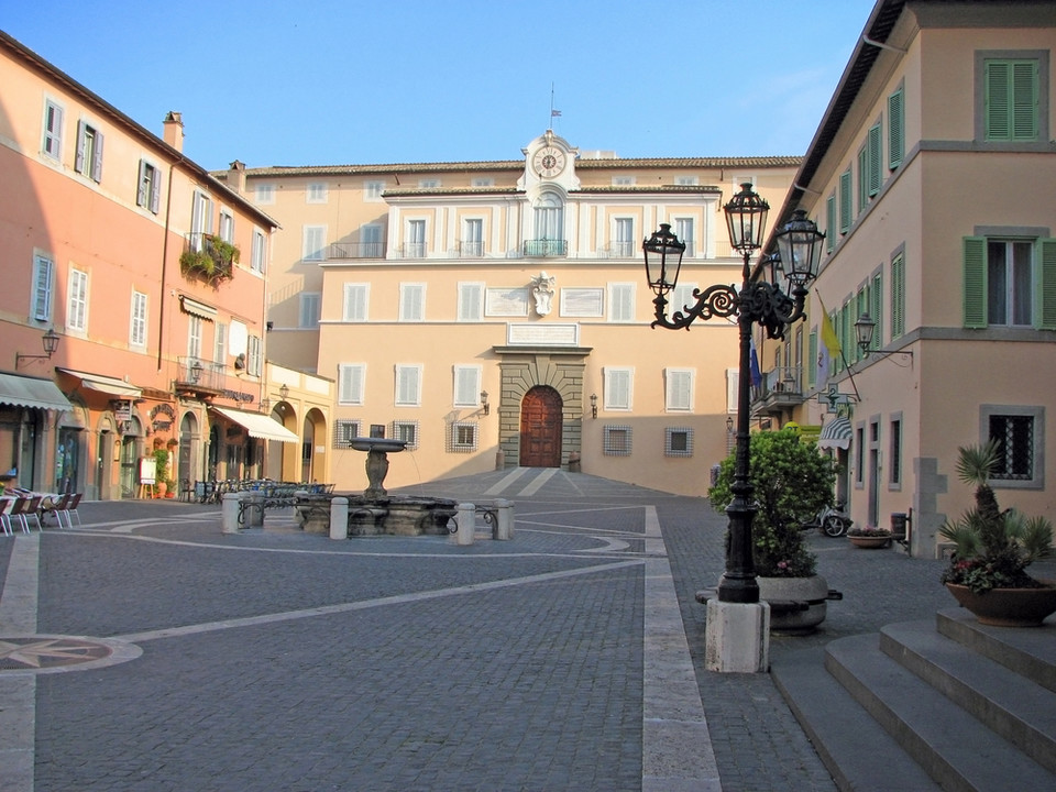 Plac Della Libertà przed pałacem papieskim w Castel Gandolfo