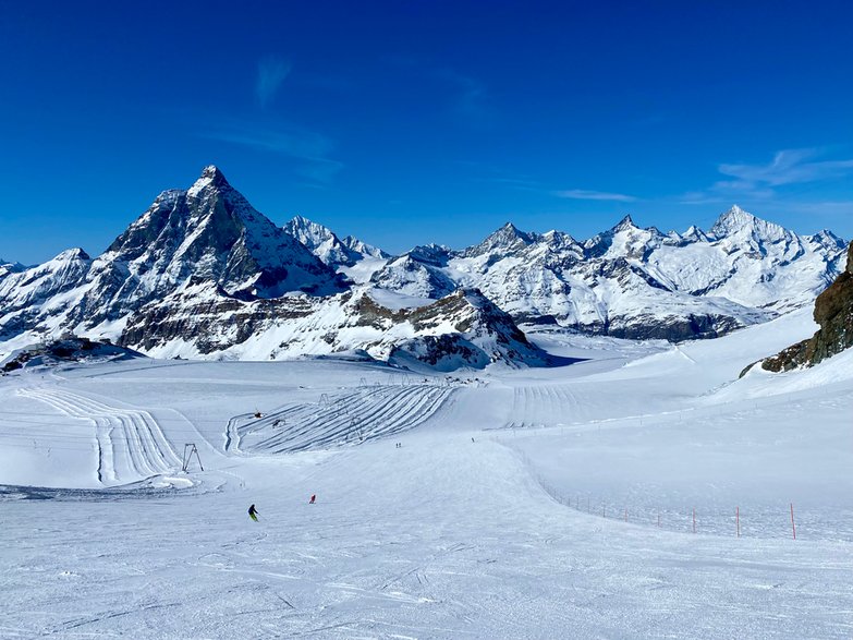 W trakcie zjazdu: grupa szwajcarskich czterotysięczników – od lewej Matterhorn, Dent Blanche, Ober Gabelhorn, Zinalrothorn, Weisshorn