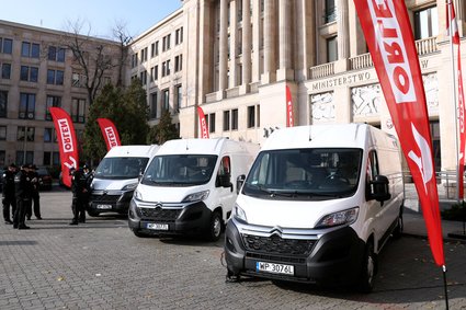 PKN Orlen przekazał celnikom mobilne laboratoria. Mają pomóc w walce z szarą strefą