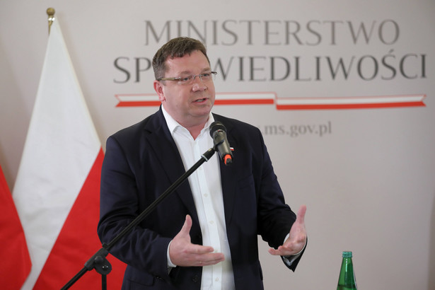 Warszawa, 01.07.2020. Wiceminister sprawiedliwości Michał Wójcik podczas konferencji prasowej w siedzibie MS w Warszawie, 1 bm. Spotkanie dotyczyło sprawy 4-letniej Ines, córki pary lekarzy - Polski oraz Belga. (olm) PAP/Paweł Supernak