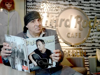 Muzyk Steven van Zandt trzyma "Rolling Stone"