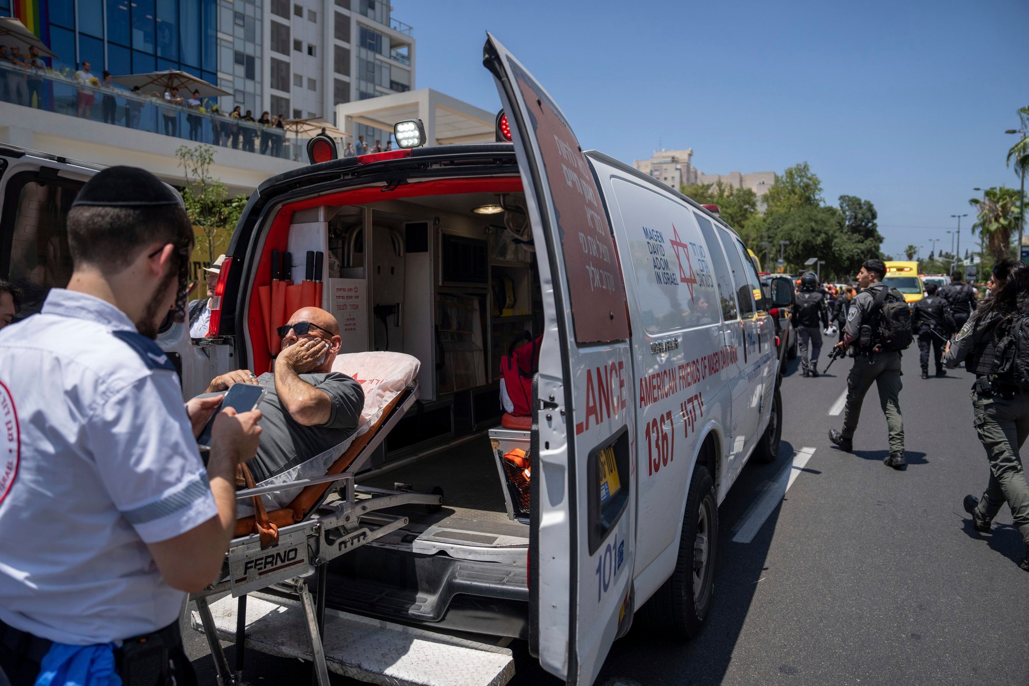 Palestínsky útočník narážal autom do ľudí, 7 zranil.