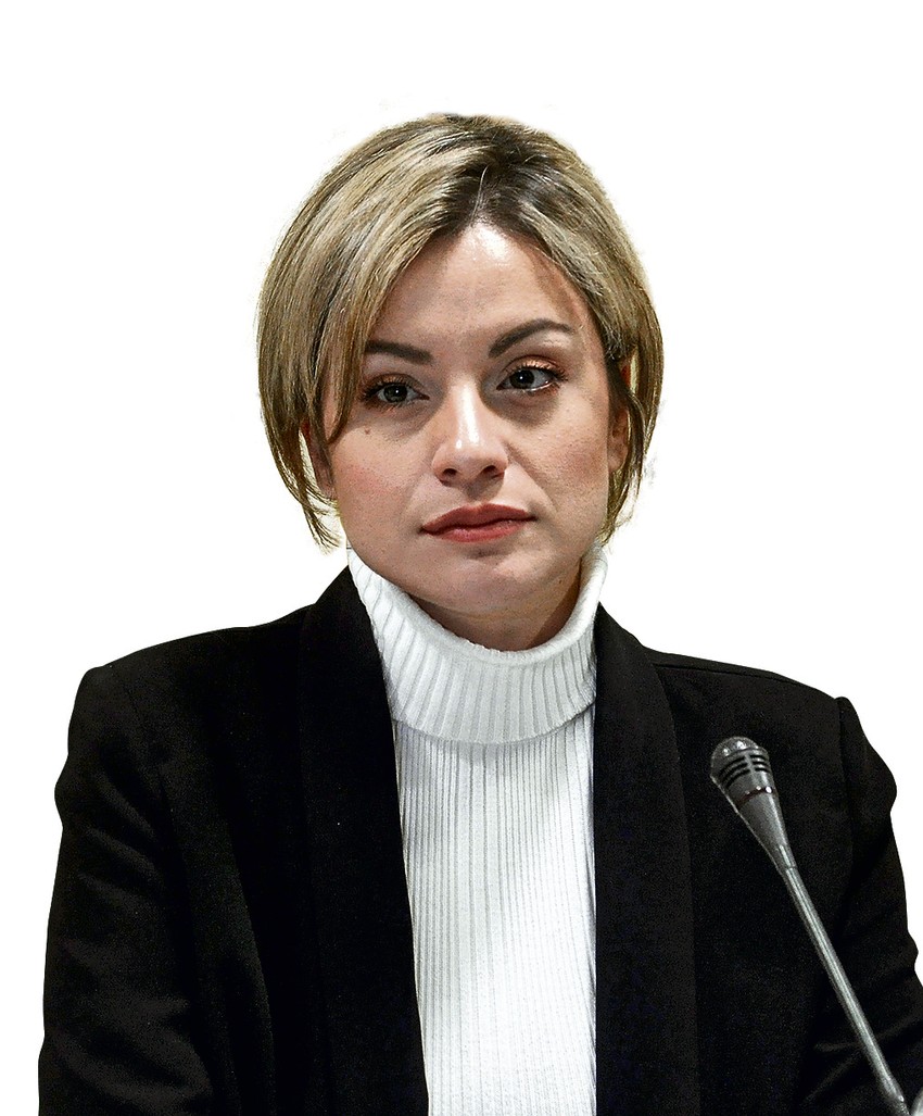 Hana Adrović je potpuno nespecifična kao politička ličnost, voli društvene mreže i prisutna je u gradskom životu.