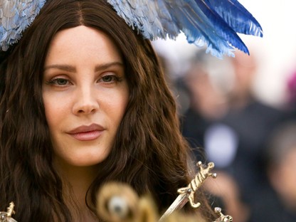 Ez a ruha felfoghatatlan: Lana Del Rey fején glóriás hattyú, szívében kiálló kardok