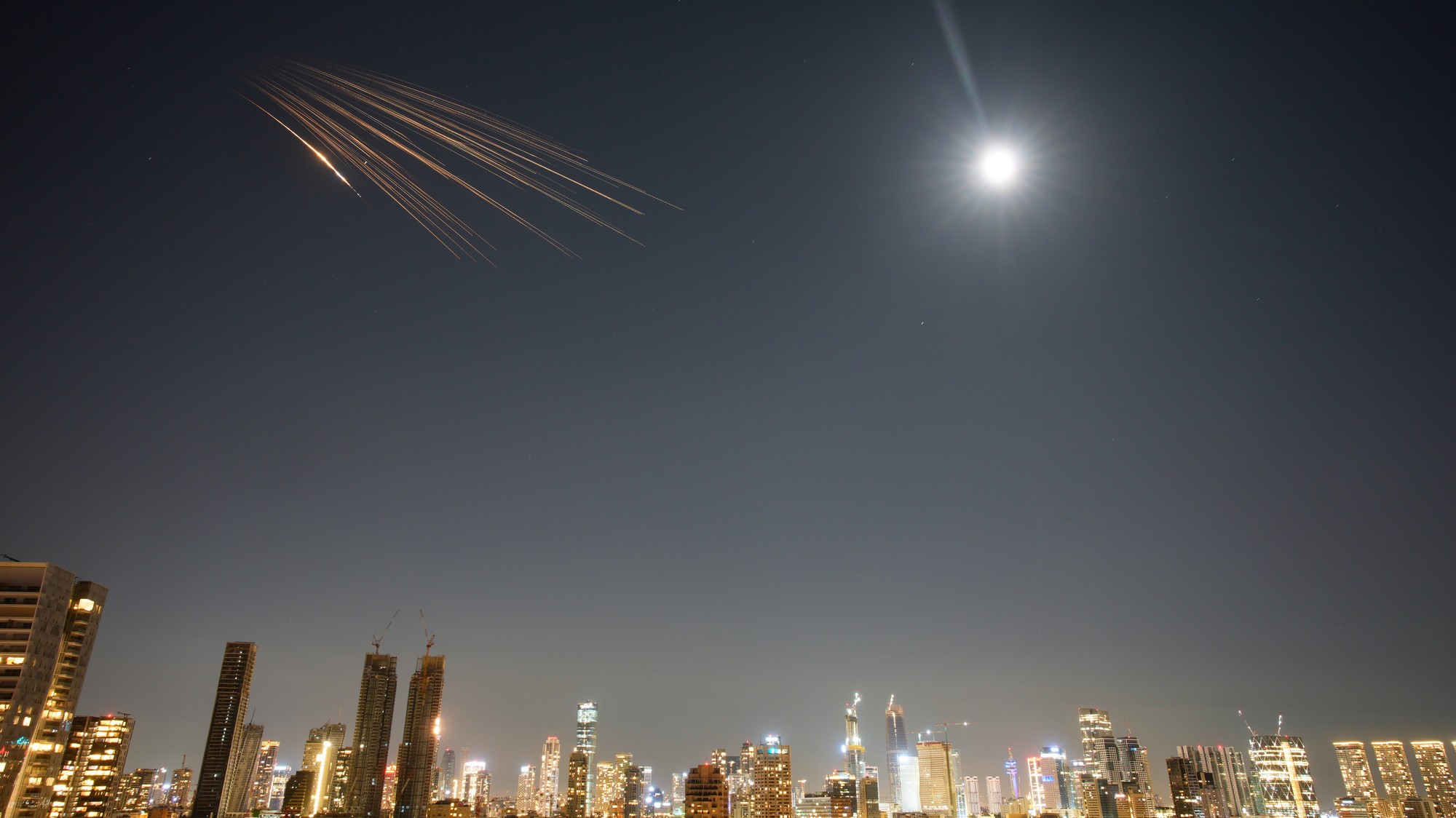  Rakety vypálené z Iránu vidieť na oblohe nad centrálnym Izraelom.