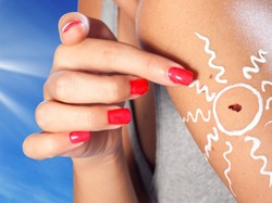 Pamiątki na skórze po lecie - jak sobie radzić z przebarwieniami posłonecznymi?