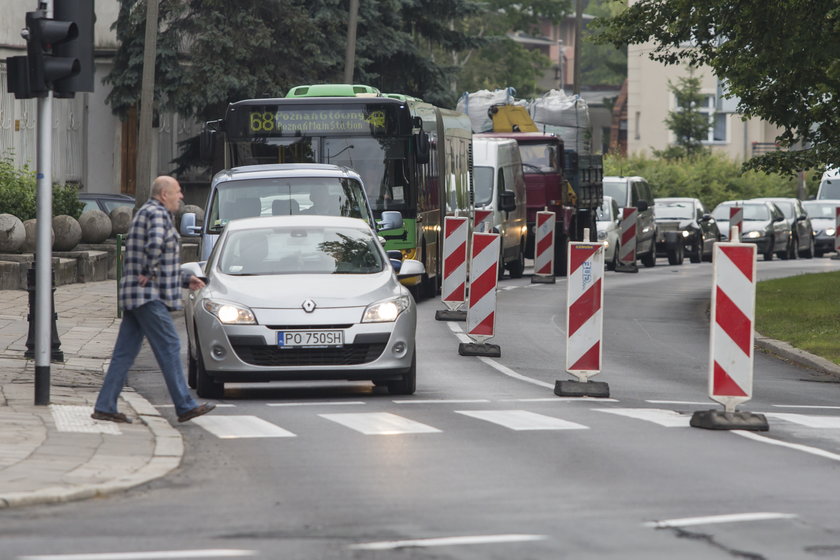 Al. Niepodległości rozkopana przez prace Aquanetu