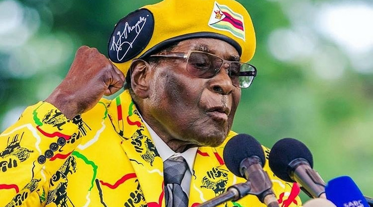 Színes egyéniség: Robert Mugabe szívesen mutatkozott elképesztő egyenruhákban népe előtt/Foto: Getty Images