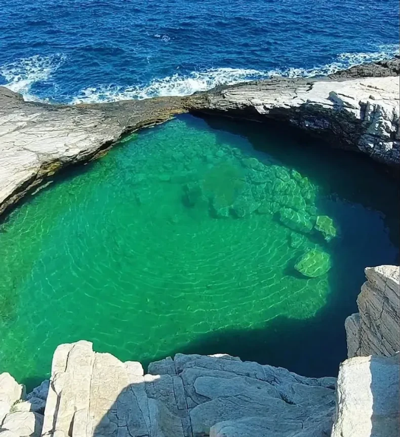 Prirodni bazen Giola na Tasosu u kome su se kupači povređivali prilikom skakanja