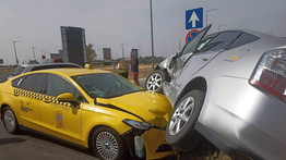 Taxi fúródott egy autó alá: több jármű karambolozott a Liszt Ferenc repülőtérnél – fotók