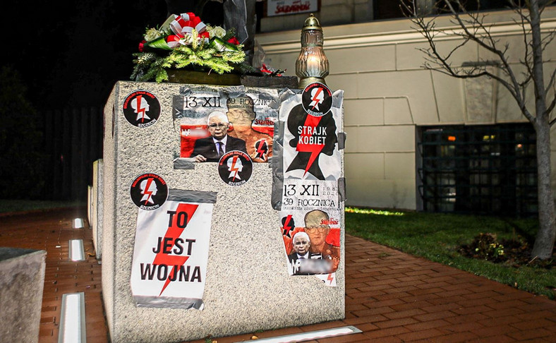 Zdewastowany pomnik Lecha Kaczyńskiego