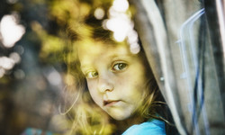 Trauma u dziecka - przyczyny i objawy. Wsparcie malucha po traumie