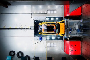 Hybrydy i elektryki są bezpieczniejsze niż auta spalinowe?