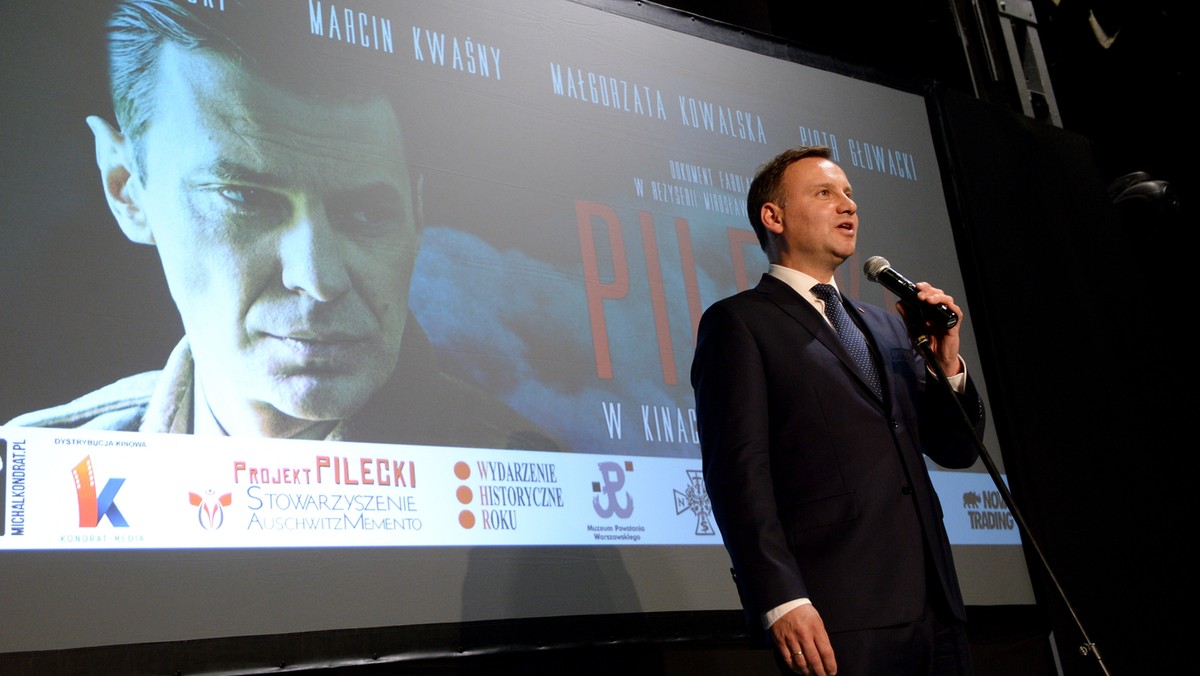 Prezydent Andrzej Duda uczestniczył w pokazie filmu "Pilecki" w Muzeum Powstania Warszawskiego. Fabularyzowany dokument o rtm. Witoldzie Pileckim, który - aby zebrać informacje o Auschwitz - dobrowolnie dał się tam uwięzić.