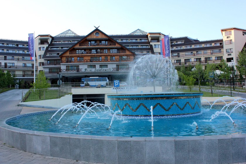 Hotel Gołębiewski w Karpaczu - fontanna przy wejściu