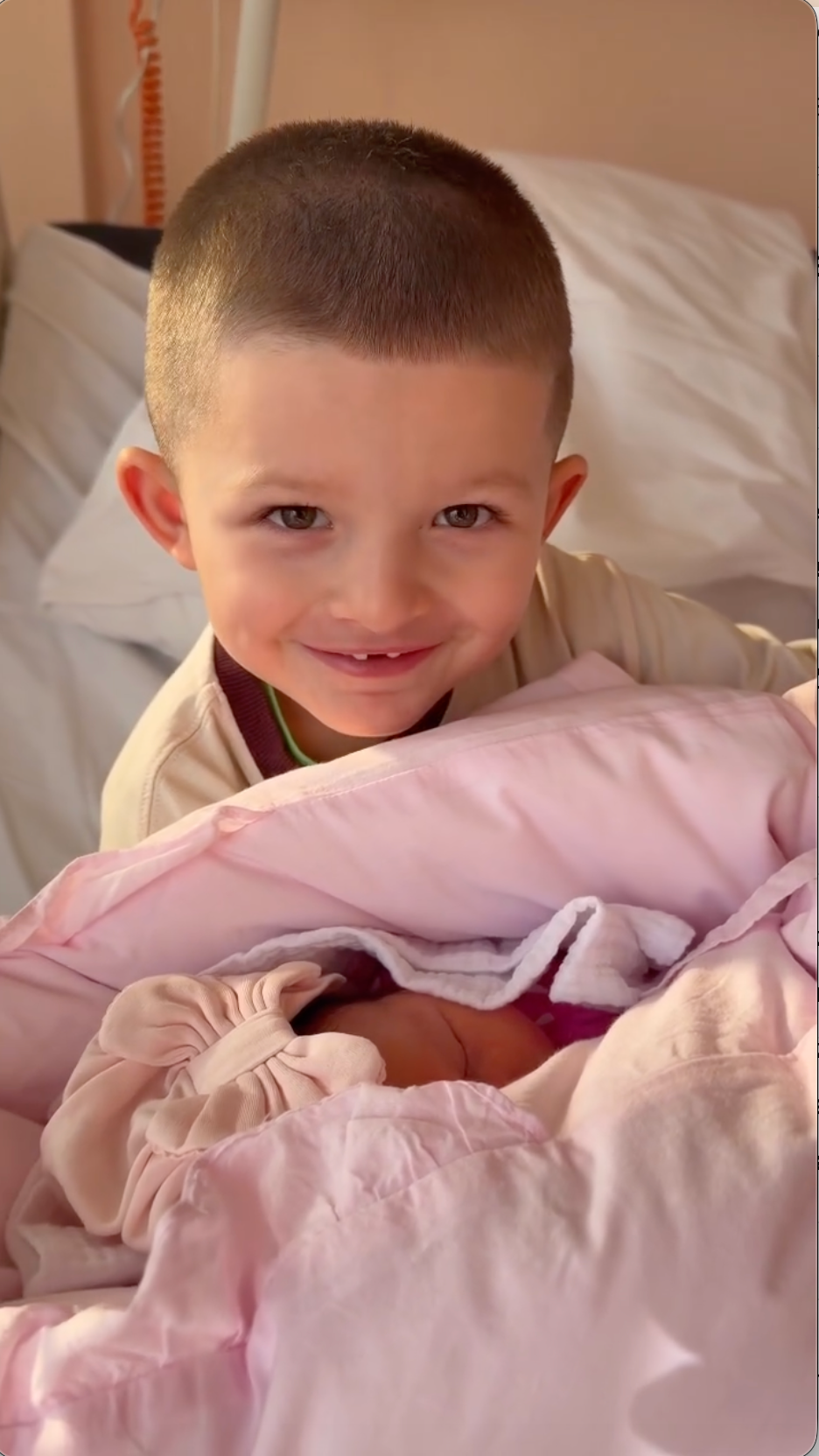 Dojímavé prvé stretnutie Dionka so sestričkou. 