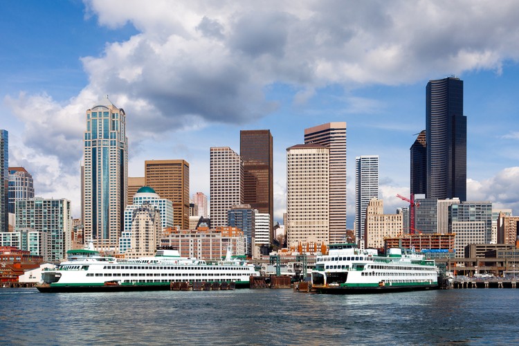 Najwyższy budynek w mieście to Columbia Center (po prawej stronie na zdjęciu) - ma 295 metrów wysokości i 76 pięter. Prawdopodobnie terroryści pierwotnie planowali atak na ten budynek w zamachu 11 września 2001 r.