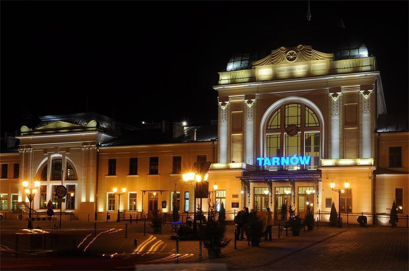Dworzec w Tarnowie, stan obecny (fot. Wizardscoat, opublikowano na licencji Creative Commons Uznanie autorstwa – Na tych samych warunkach 3.0)