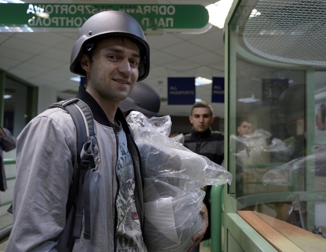 W sierpniu 2014 r przepisy zostały zmienione. W myśl zmienionego rozporządzenia ministra gospodarki dopuszcza się wywóz na Ukrainę bez zezwolenia do pięciu sztuk sprzętu wojskowego do osobistej ochrony, czyli hełmów i kamizelek kuloodpornych. <br>Na zdjęciu: Wolontariusze z Ukrainy z hełmami dla ukraińskich żołnierzy, podczas odprawy na polsko-ukraińskim przejściu granicznym w Medyce.<br><br>(mgo) PAP/Darek Delmanowicz