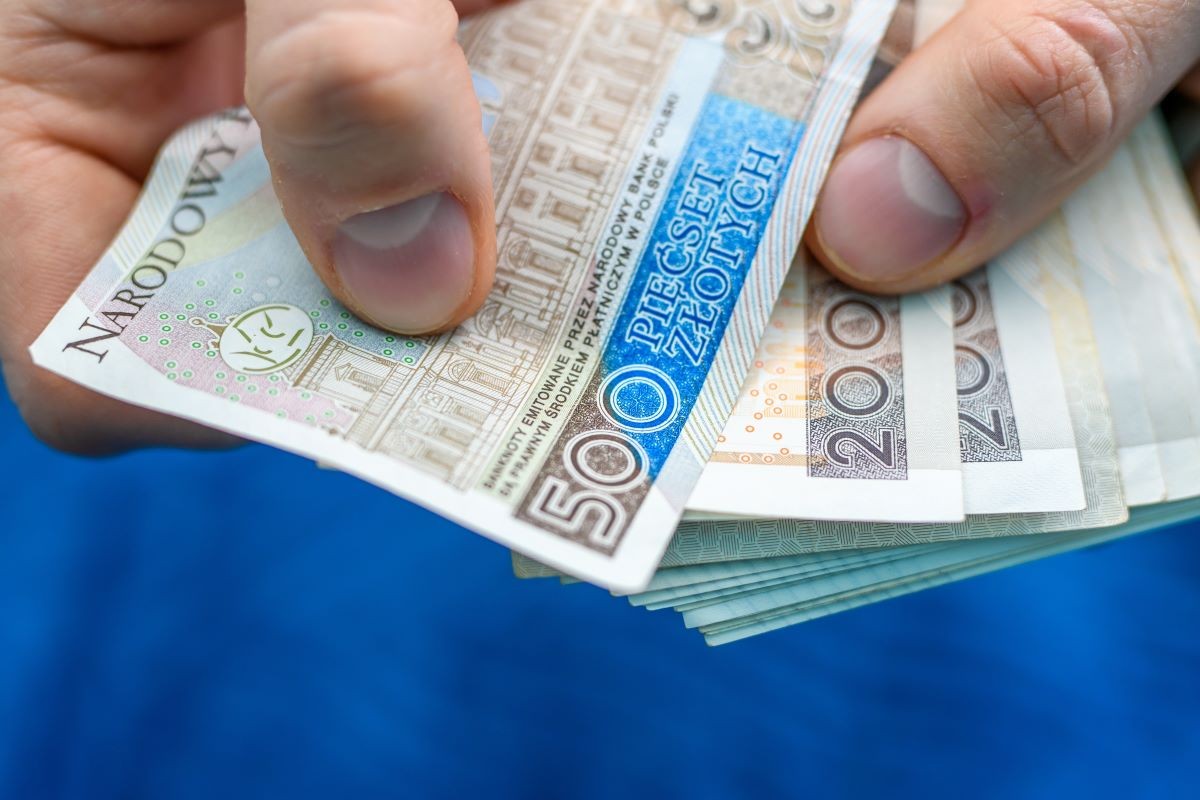 Obniżka cen prądu teraz. Podwyżka w 2025 r. o 10 zł za MWh. Taryfy [G11, G12, G12w, G13, G12r]