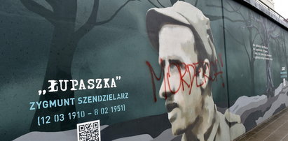 Obraźliwy napis na muralu z portretem "Łupaszki"