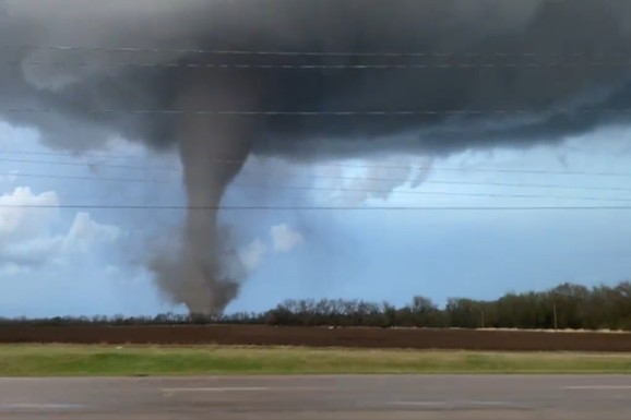 TORNADO PROTUTNJAO KROZ POLJSKU! Snažna oluja stigla u Evropu, padalo drveće, KROVOVI OTKINUTI sa kuća: "Sve se desilo u trenutku" (FOTO)