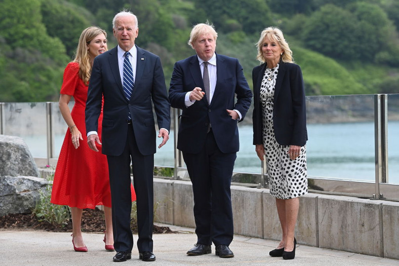 Jill i Joe Biden oraz Carrie i Boris Johnson podczas spotkania powitalnego przed szczytem G7 