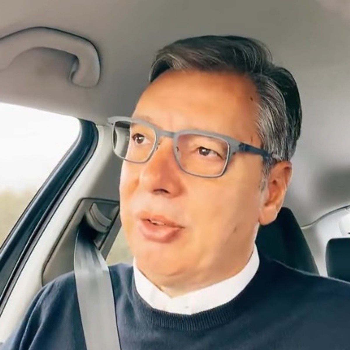 Vučić objavio snimke putovanja do Kragujevca: "Lažu da sam išao helikopterom, gledali su me uživo"