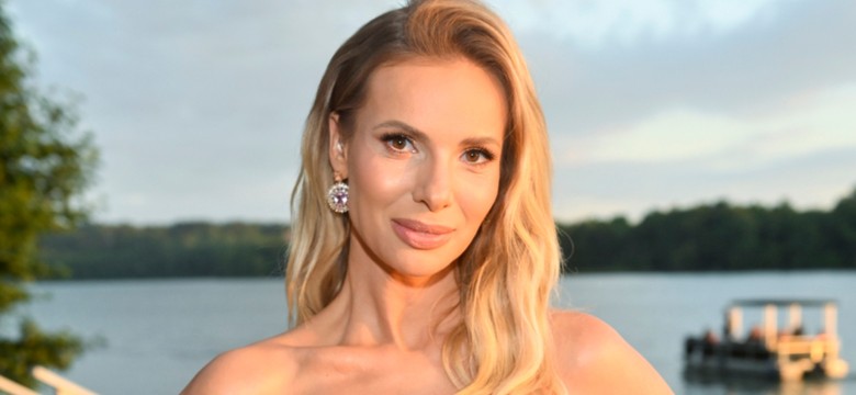 Izabela Janachowska wystąpiła w białej kreacji na ślubie Ewy Wachowicz? Internauci nie mają wątpliwości