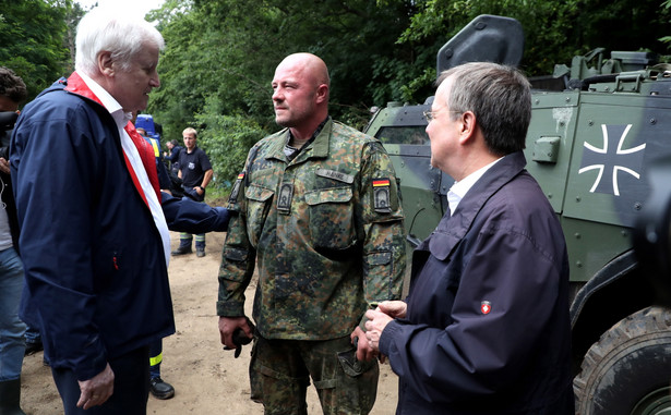 Szef MSW Niemiec Horst Seehofer i premier Nadrenii Północnej-Westfalii Armin Laschet wizytują tereny popowodziowe