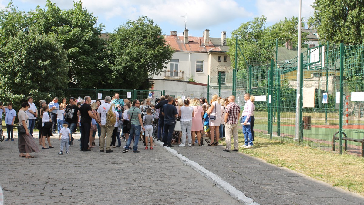 Protest w obronie SP nr 12 w Kielcach