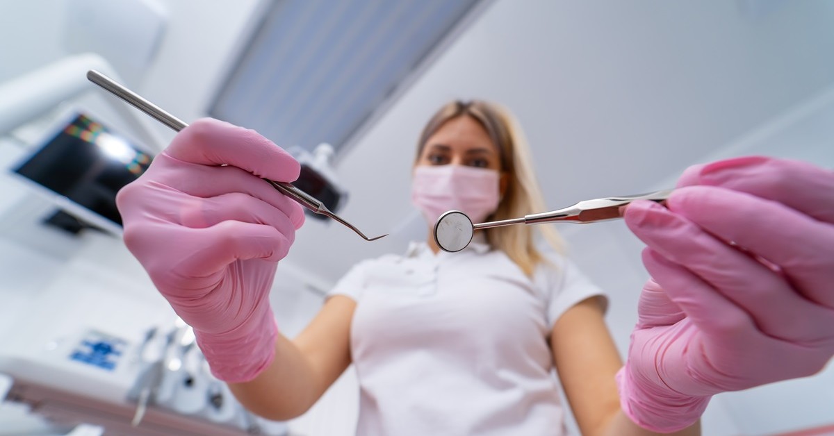 Dentysta na NFZ: co przysługuje za darmo w 2025 roku? Polacy przepłacają, choć mają to w pakiecie