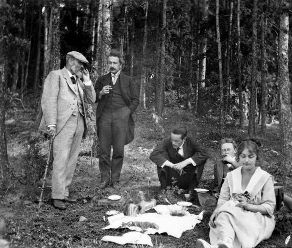 Einstein (drugi od lewej) na pikniku w Oslo w 1920 r. Heinrich Goldschmidt jest po lewej stronie, Ole Colbjørnsen w środku, a Jørgen Vogt siedzi za Ilse Einstein