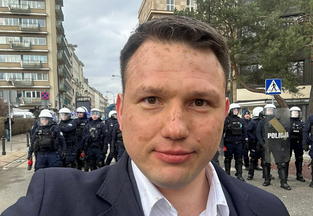 Mentzen potraktowany gazem przez policję? Twierdzi, że ma na to świadków. "Po gazie" pomogli ratownicy medyczni