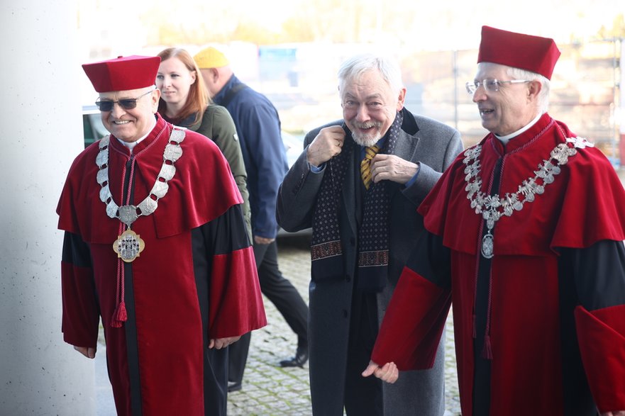 Prezydent Krakowa Jacek Majchrowski w drodze na uroczystość na Uniwersytecie Papieskim Jana Pawła II w Krakowie