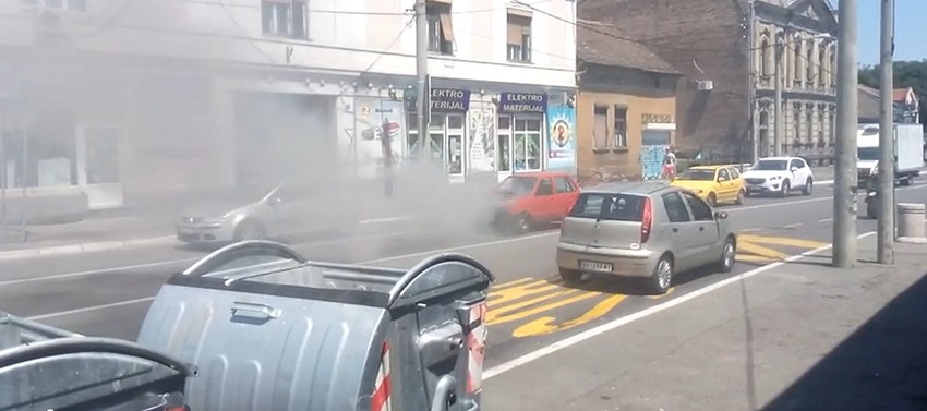 Auto se zapalio tokom vožnje