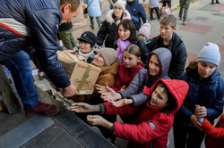 Naczelny rabin Ukrainy przywiózł pomoc do Chersonia. "To jest katastrofa. Rosjanie ukradli wszystko"
