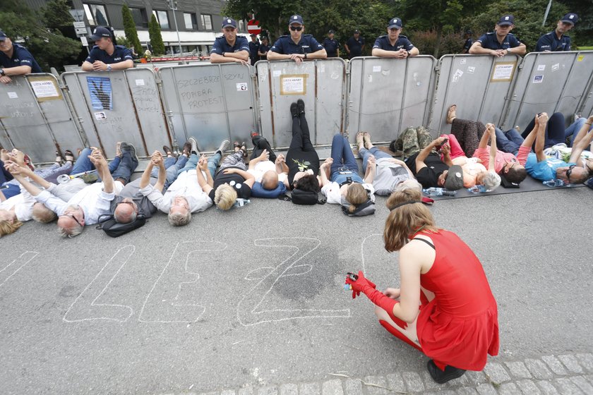 Sejm przegłosował nową ustawę o Sądzie Najwyższym. Protesty w Warszawie.