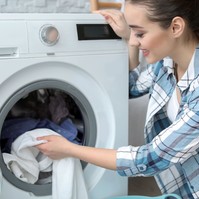 Ezért tesznek újabban aszpirint a mosógép dobjába a fiatal háziasszonyok – a hatása elképesztő!