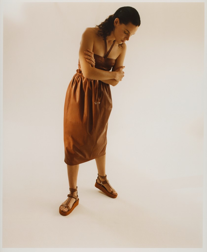 Bustierkleid aus Lammleder mit Kordelzug, und Sandalen aus Kalbsleder mit ultraleichter Gummisohle, beides von Hermès.