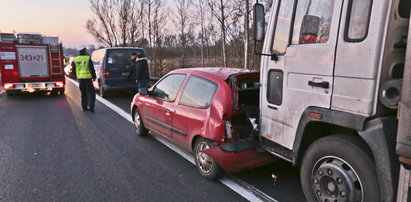 Tir wjechał w busa wiozącego dziecko. Karambol na S3